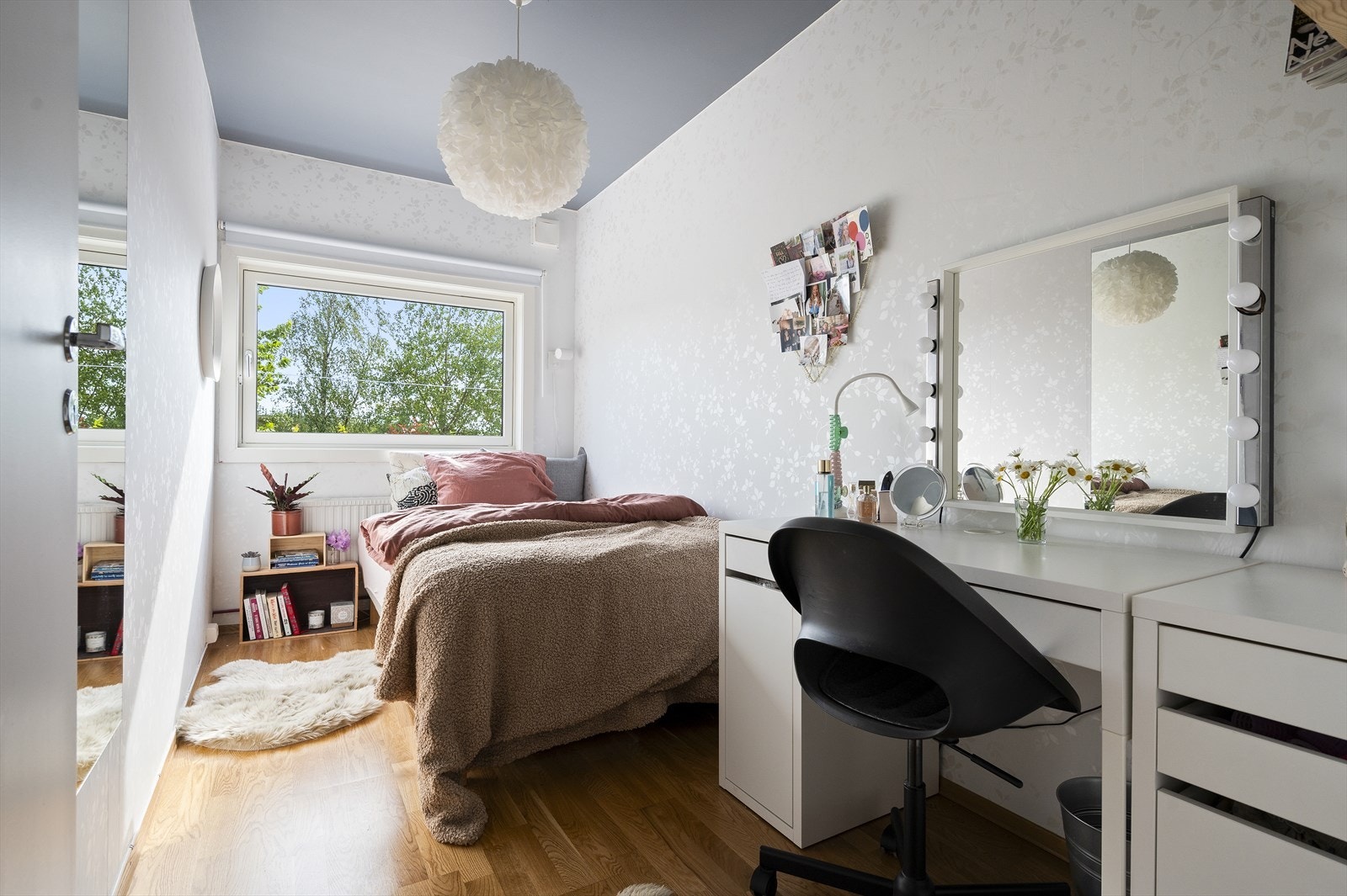 Soverom III har plass til seng, skrivebord og klesoppbevaring. Galleribilde
