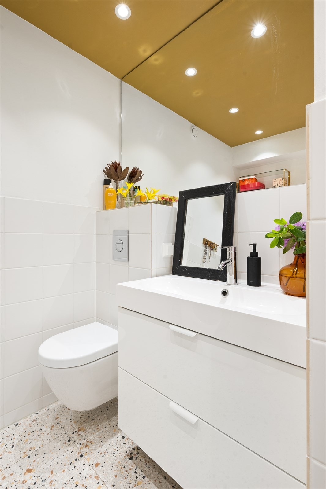 Hovedbadet har lekre detaljer med varme i gulv. Galleribilde