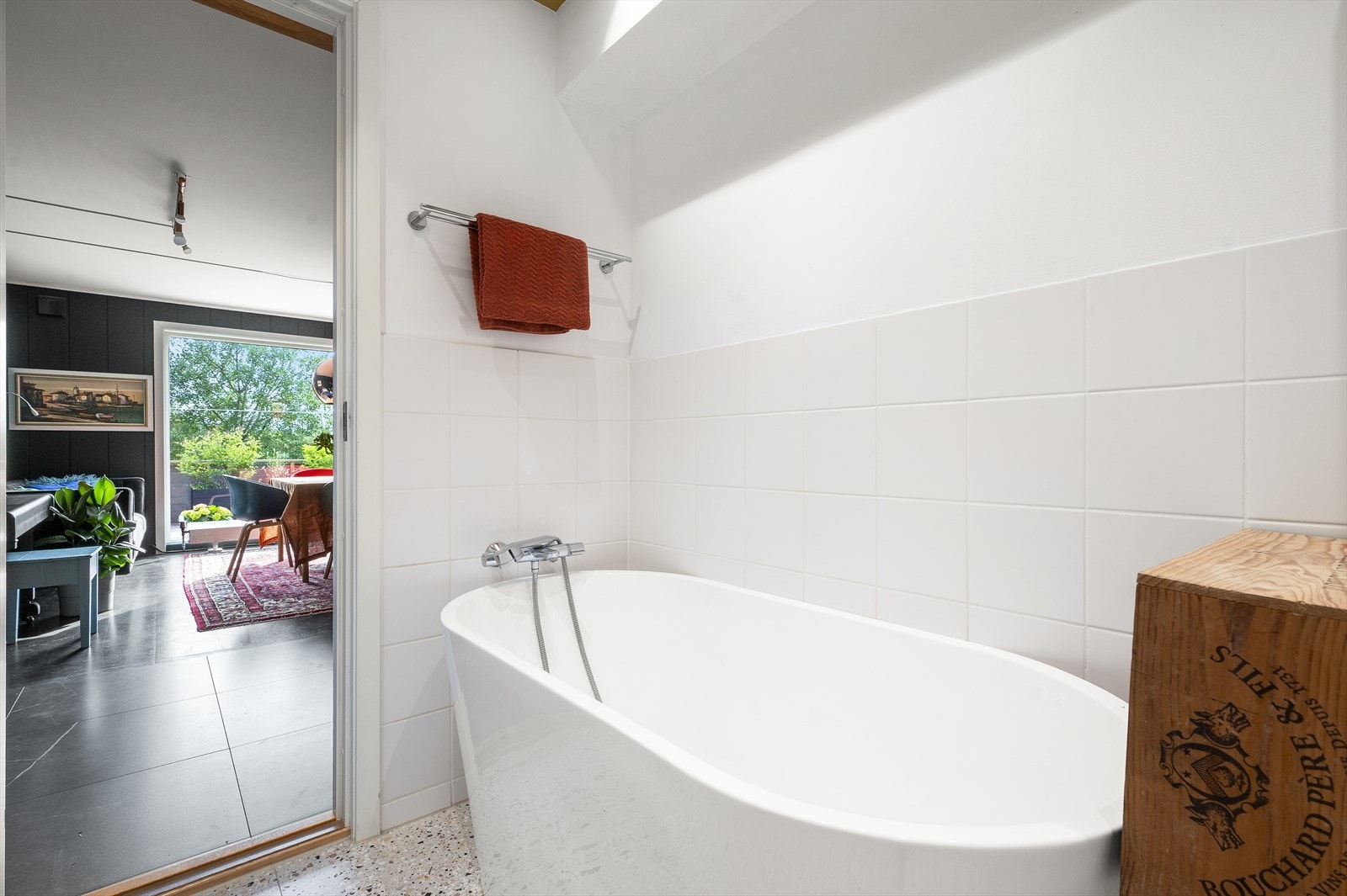 Hovedbaderom er utstyrt med badekar og opplegg for vaskemaskin. Galleribilde