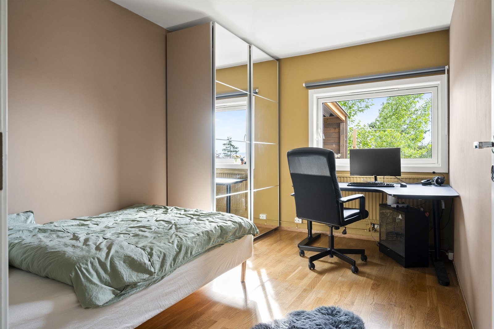 Det fjerde soverommet har mange bruksmuligheter med plass til seng, skrivebord og garderobeskap. Galleribilde