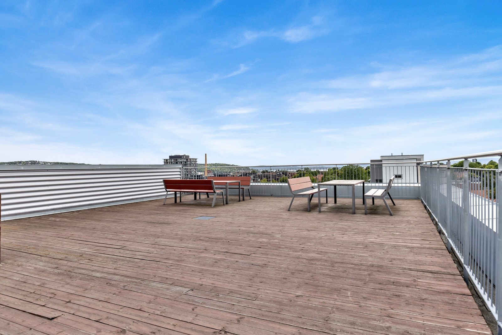 Borettslaget har stor, flott takterrasse med panoramautsikt og sjøgløtt mot Oslofjorden. Galleribilde