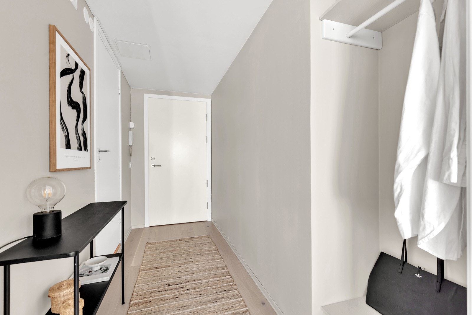 I entreen er det nisje med plass til garderobeskap / kommode. I nisjen er det i dag montert hyller og et jakkeheng. Galleribilde