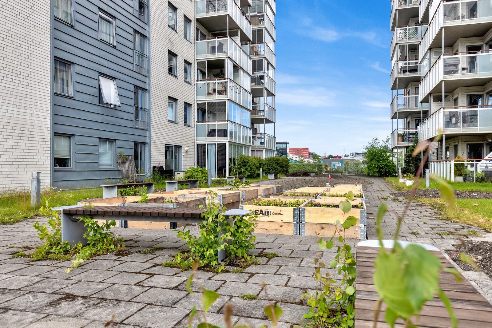 Fellesarealene er rustet opp i 2024 med nye utemøbler og beplantning, og det er satt opp dyrkekasser til disposisjon for beboere. Disse fordeles etter venteliste hvis stor pågang. Galleribilde