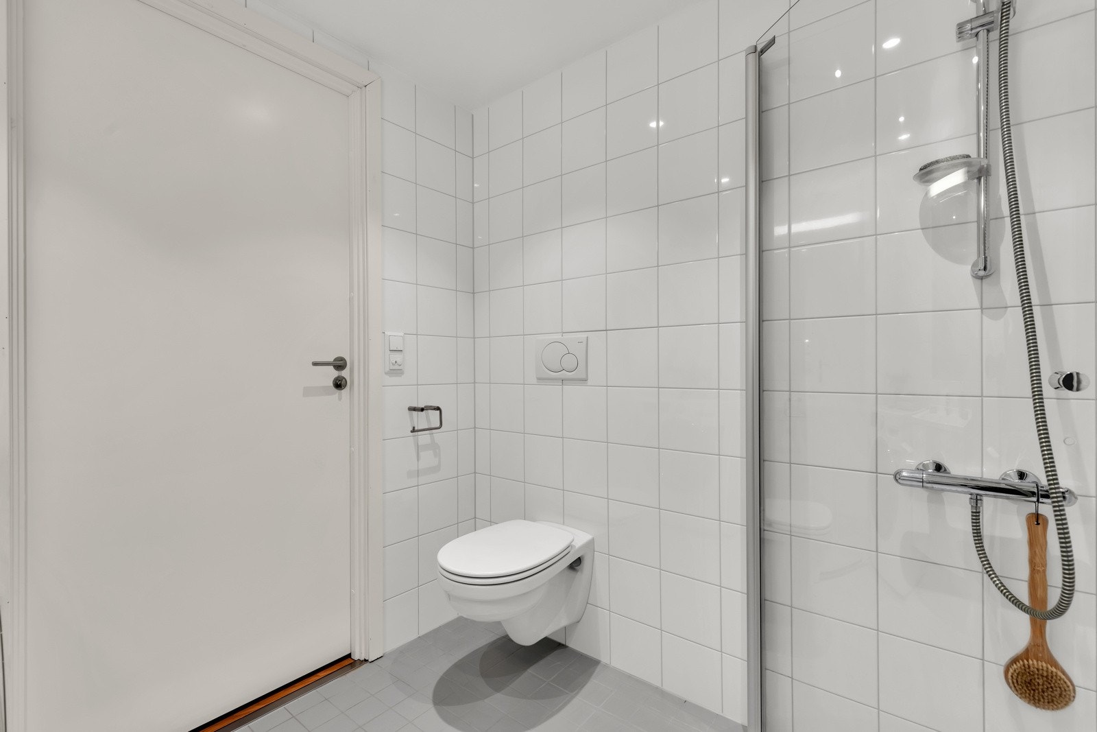 Nedforet malt himling med innfelte LED-downlights (nye i 2024) Galleribilde