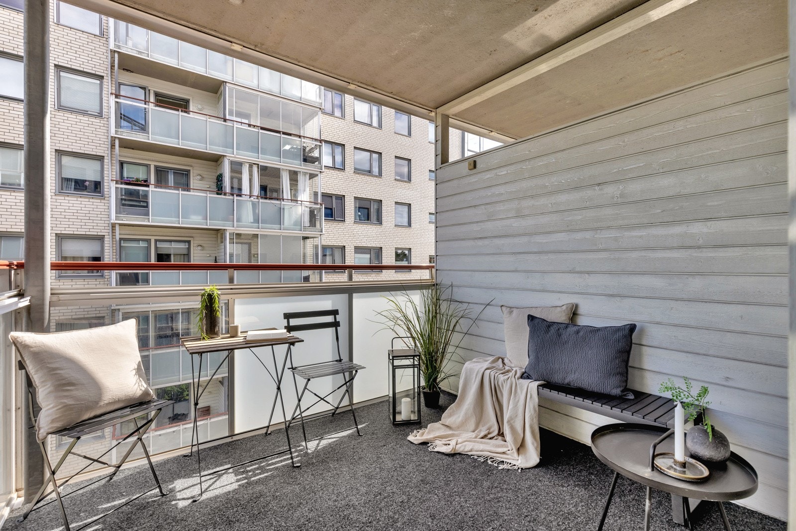 Balkongen har teppe som gulvdekke og er utstyrt med utelys og stikkontakter. Galleribilde
