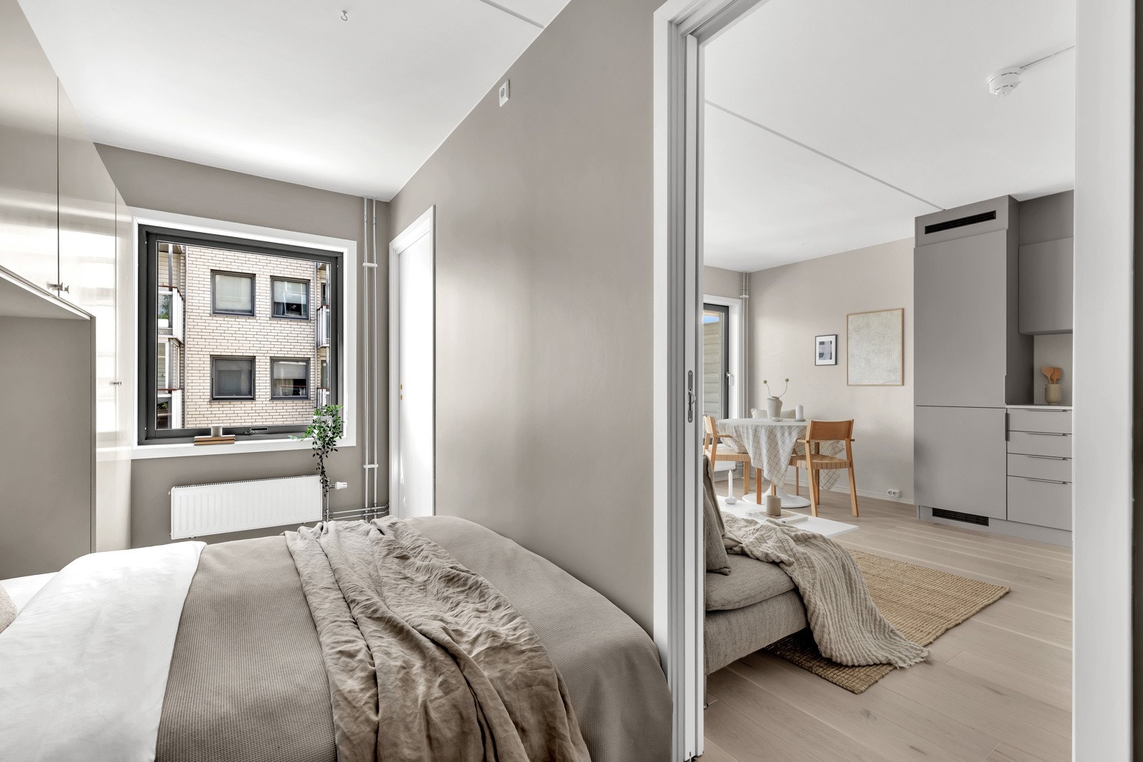 Oppvarming med radiatorer fra fjernvarmeanlegg. Det er 2 radiatorer i stue/kjøkken og en på soverommet. Galleribilde