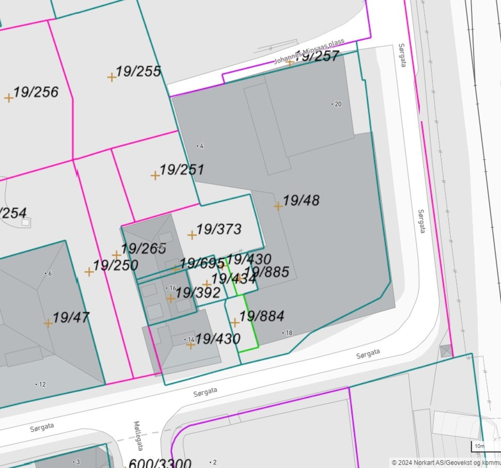 Eiendommen strekker seg helt inn til Teateret. Det foreligger en tinglyst avtale vedrørende bygging inn til teateret. Stor bakgård. Galleribilde