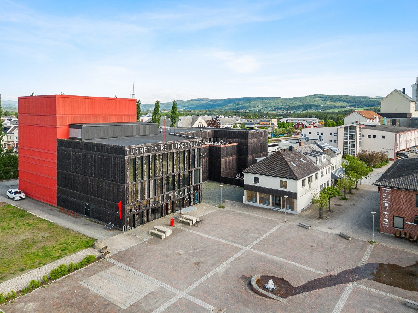 Eiendommen strekker seg helt inn til Teateret. Teateret er bygget i grensen på denne eiendommen. Galleribilde