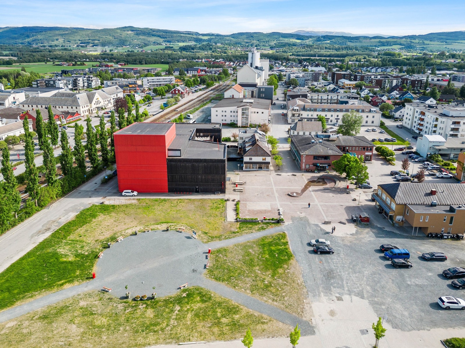 Oversiktsbilde. Eiendommen ligger innenfor kommuneplanens sentrumsutvikling. Galleribilde