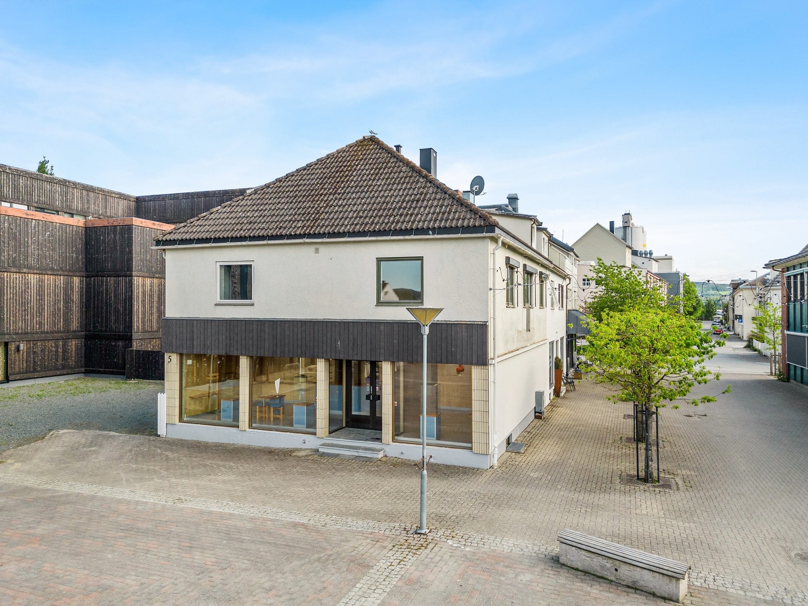 Store utstillingsvinduer i første etasje. Galleribilde