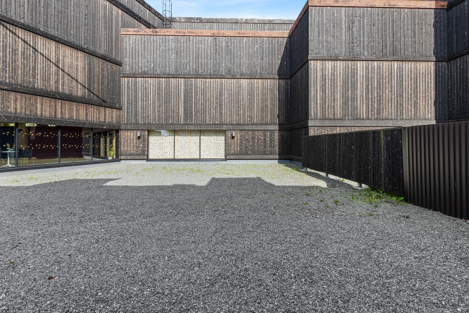 Eiendommen strekker seg til teateret. Det foreligger tinglyst avtale om at man kan bygge helt inn til Teateret. Galleribilde