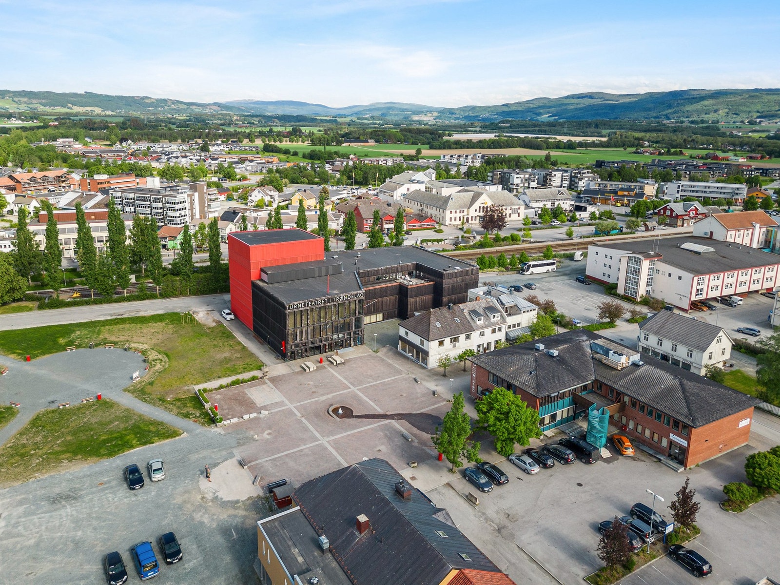 Det foreligger en tinglyst avtale som sier at denne eiendommen kan bygge inntil Teateret. Eiendommen strekker steg inn til veggen på Teateret. Galleribilde