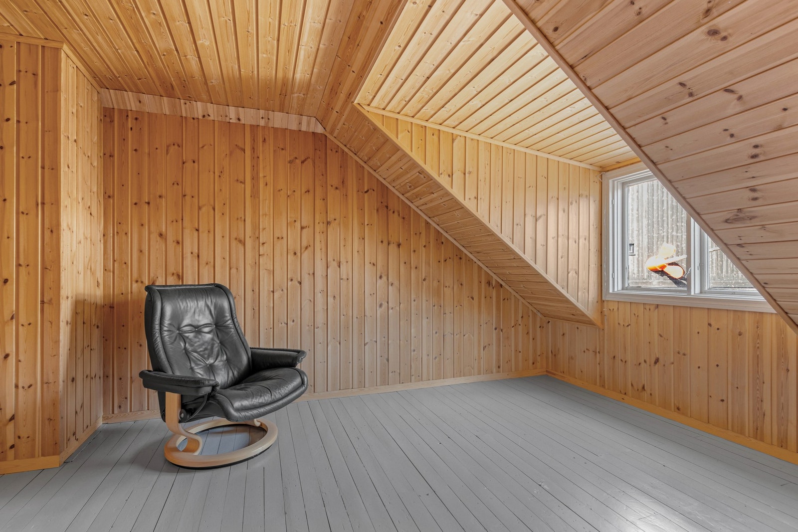 Hybel på loft. Galleribilde