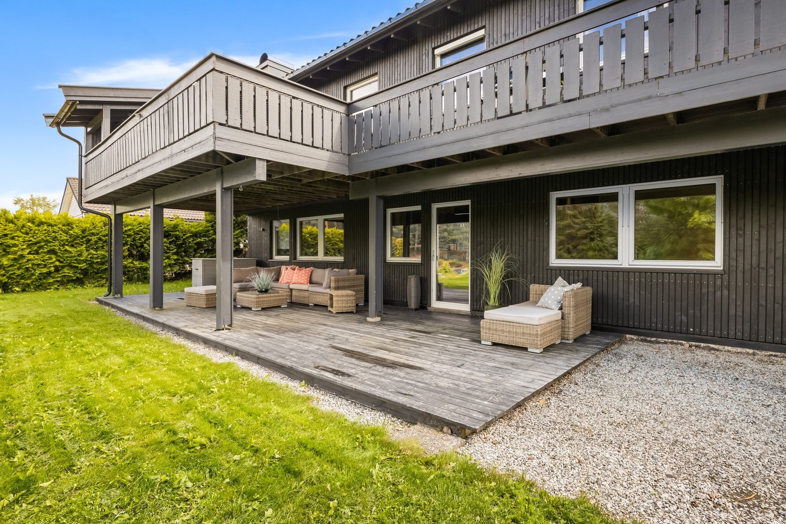 Meget barnevennlig med fine uteplasser og romslig hage Galleribilde