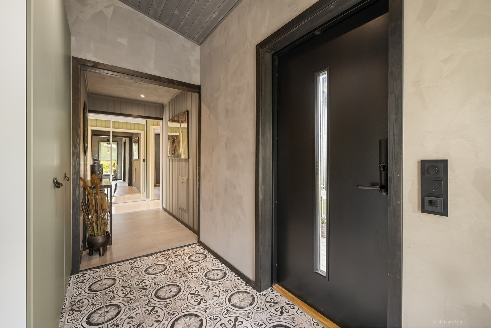 Entréen har flislagt gulv med varmekabler Galleribilde