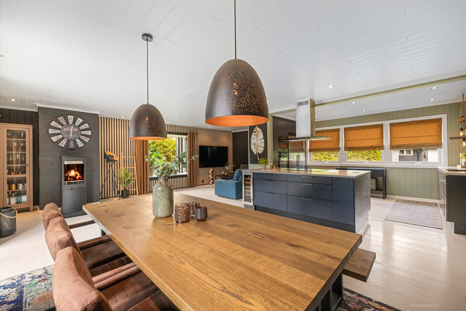 Romslig stue med delikate farger og spilevegg Galleribilde