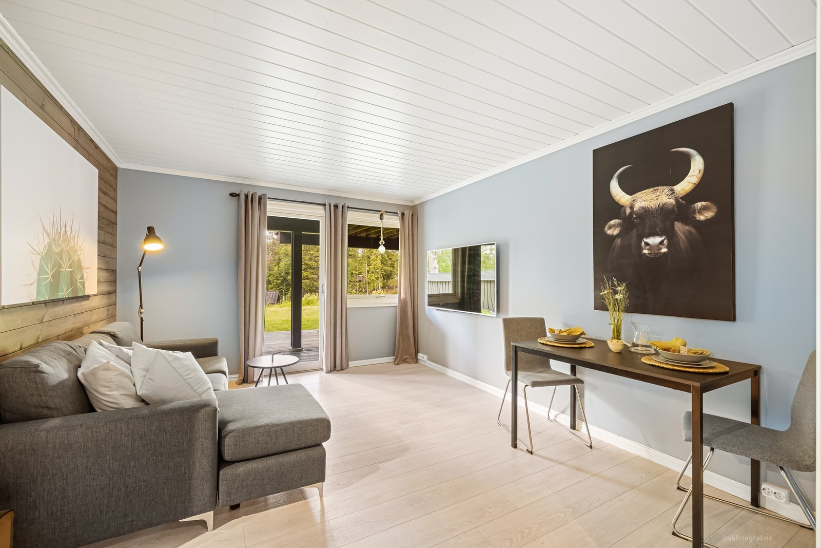 Lys og romslig stue med utgang til markterrasse og hage Galleribilde