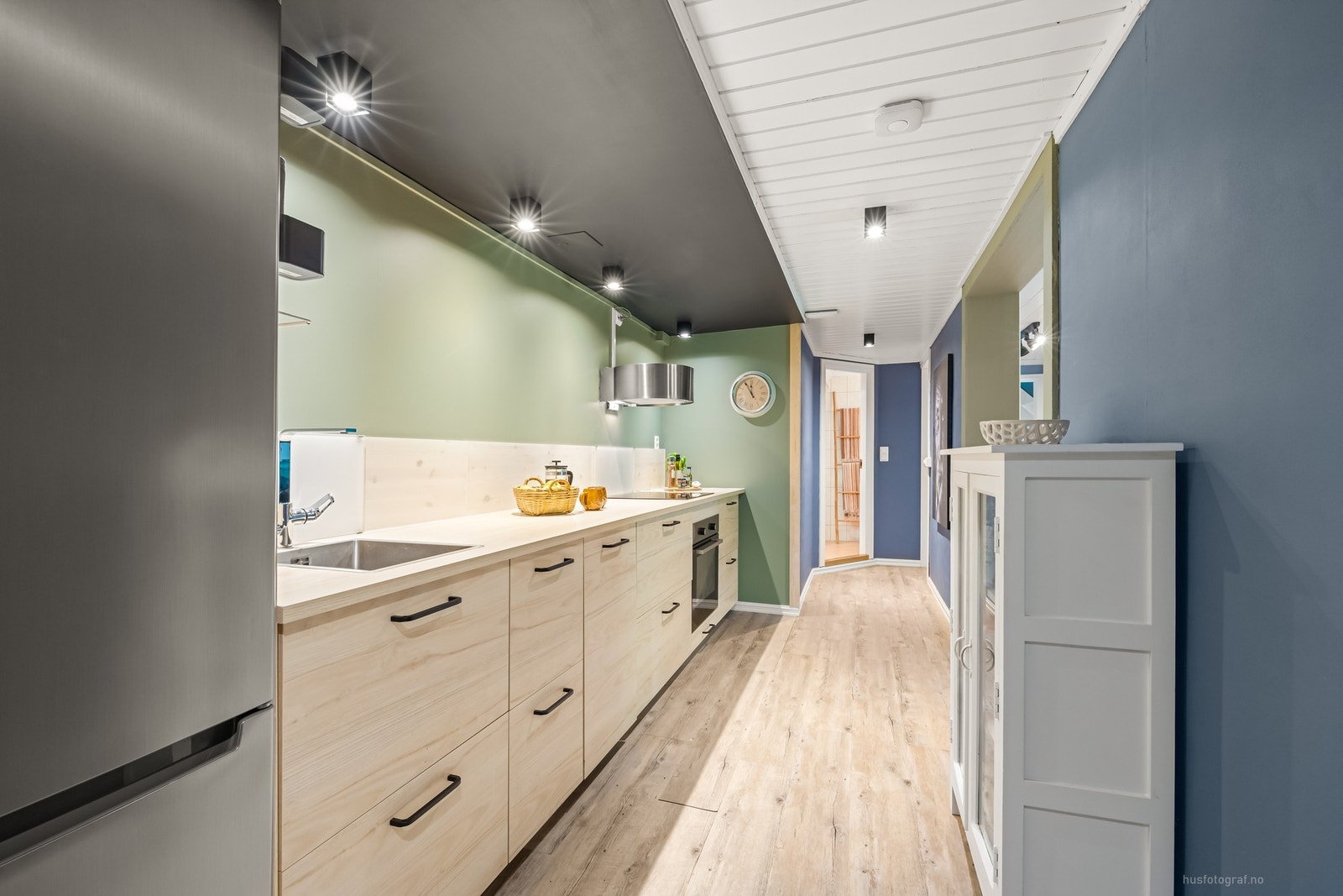 Det er integrert oppvaskmaskin, komfyr og induksjonstopp Galleribilde