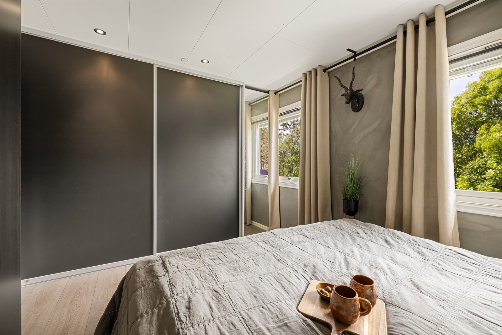 Det er plassbygget skyedørsgarderobe Galleribilde