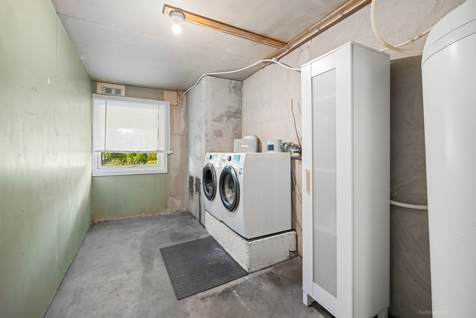 Vaskerom av god størrelse med opplegg for vaskemaskin og varmtvannsbereder Galleribilde