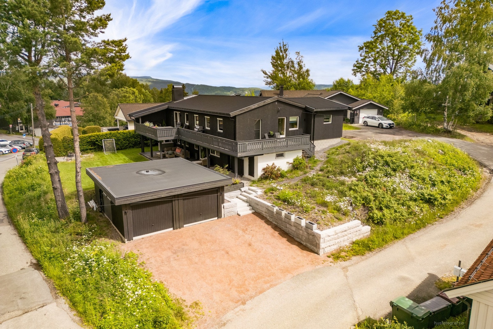Moderne og delikat enebolig med hybelleilighet og fine uteområder Galleribilde