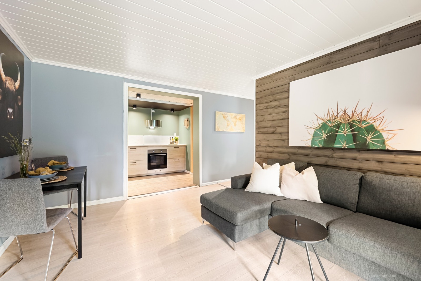 Stuen har fine møbleringsmuligheter for sofagruppe og spisebord Galleribilde