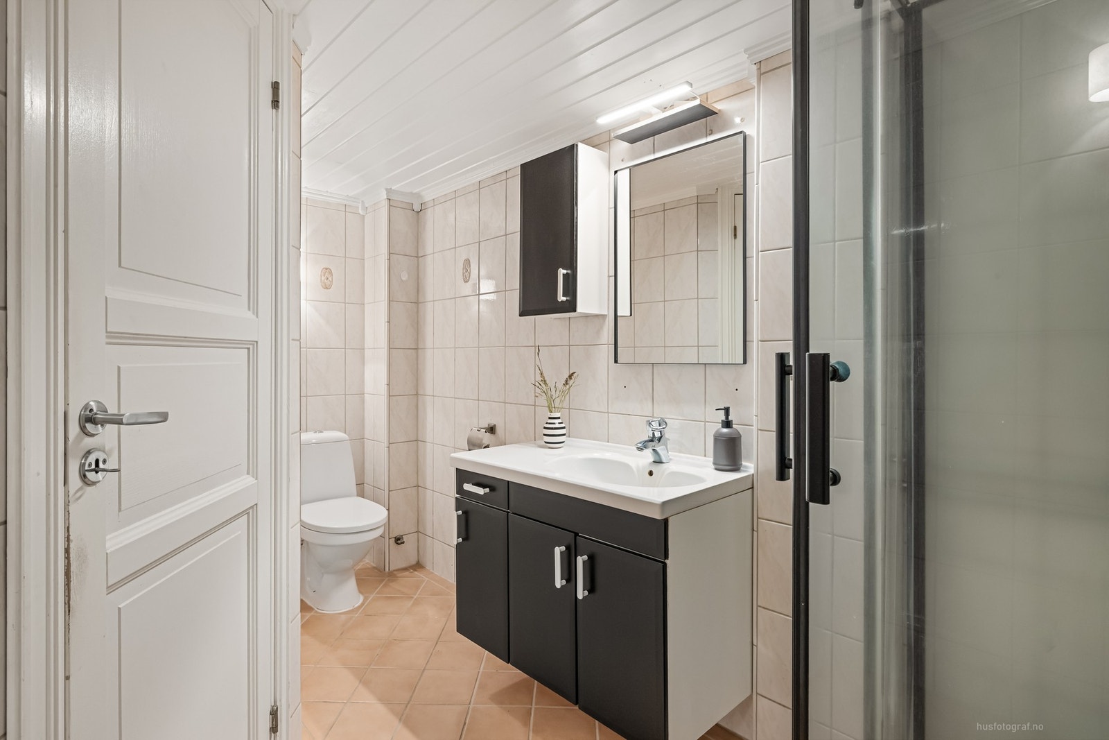 Innredet med dusjkabinett, baderomsinnredning og toalett Galleribilde