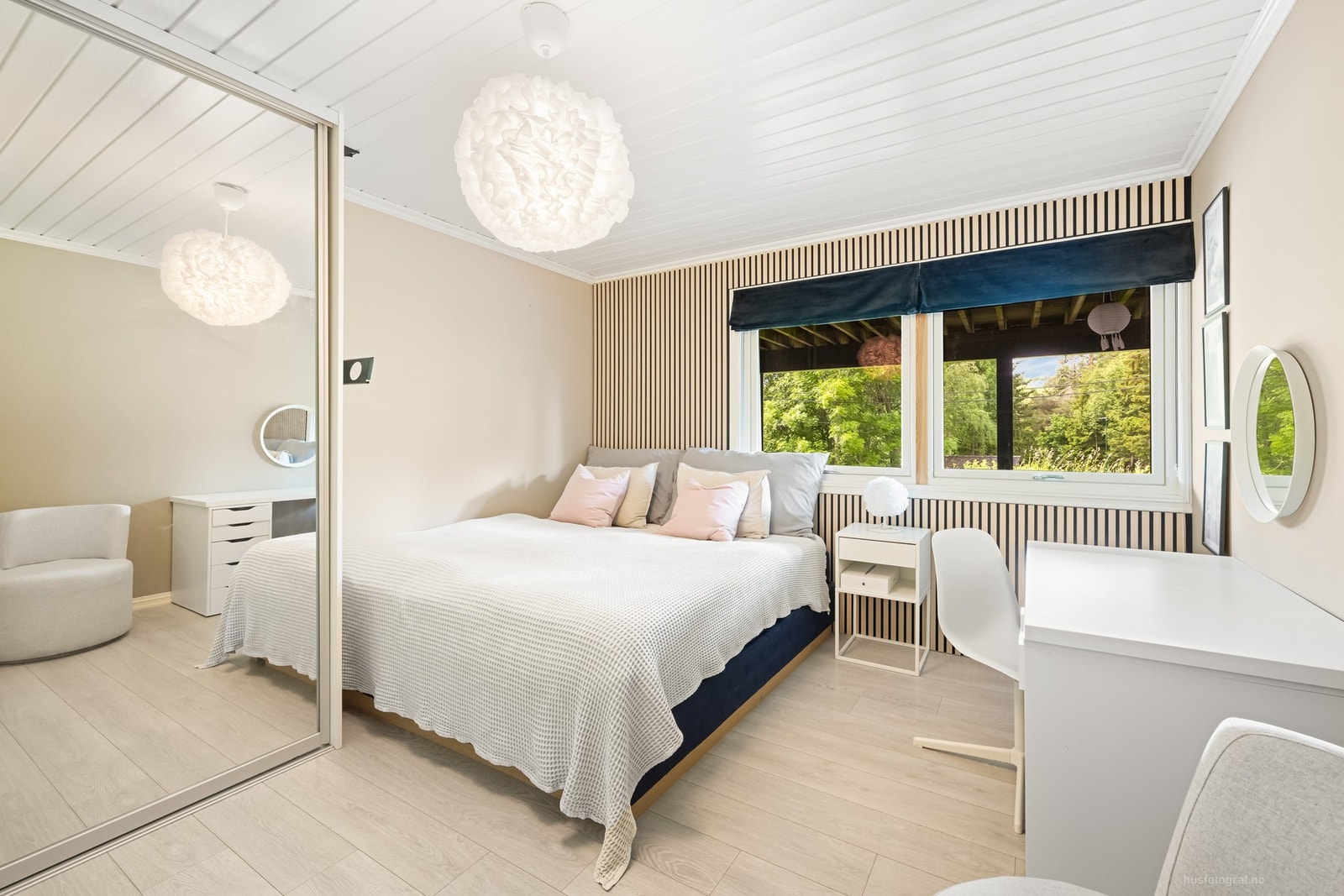 Lyst soverom nr. 5 med spilevegg og skyvedørsgarderobe Galleribilde