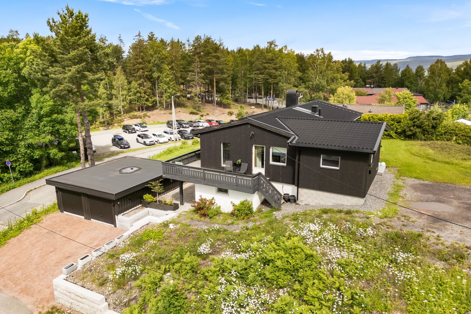 Det er gode parkeringsmuligheter på tomten Galleribilde