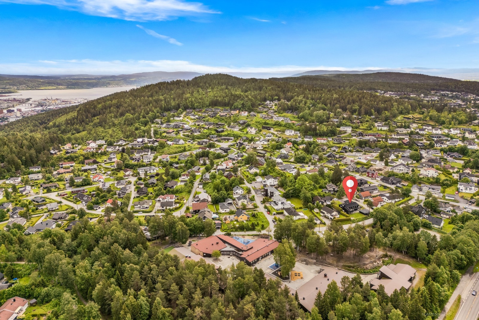 Det er ca. 10 minutter kjøring til Drammen sentrum og 45 minutter kjøring til Oslo Galleribilde