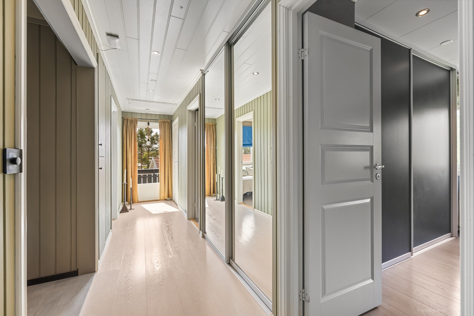 Gangen har skyvedørsgarderobe og direkte utgang til terrasse Galleribilde