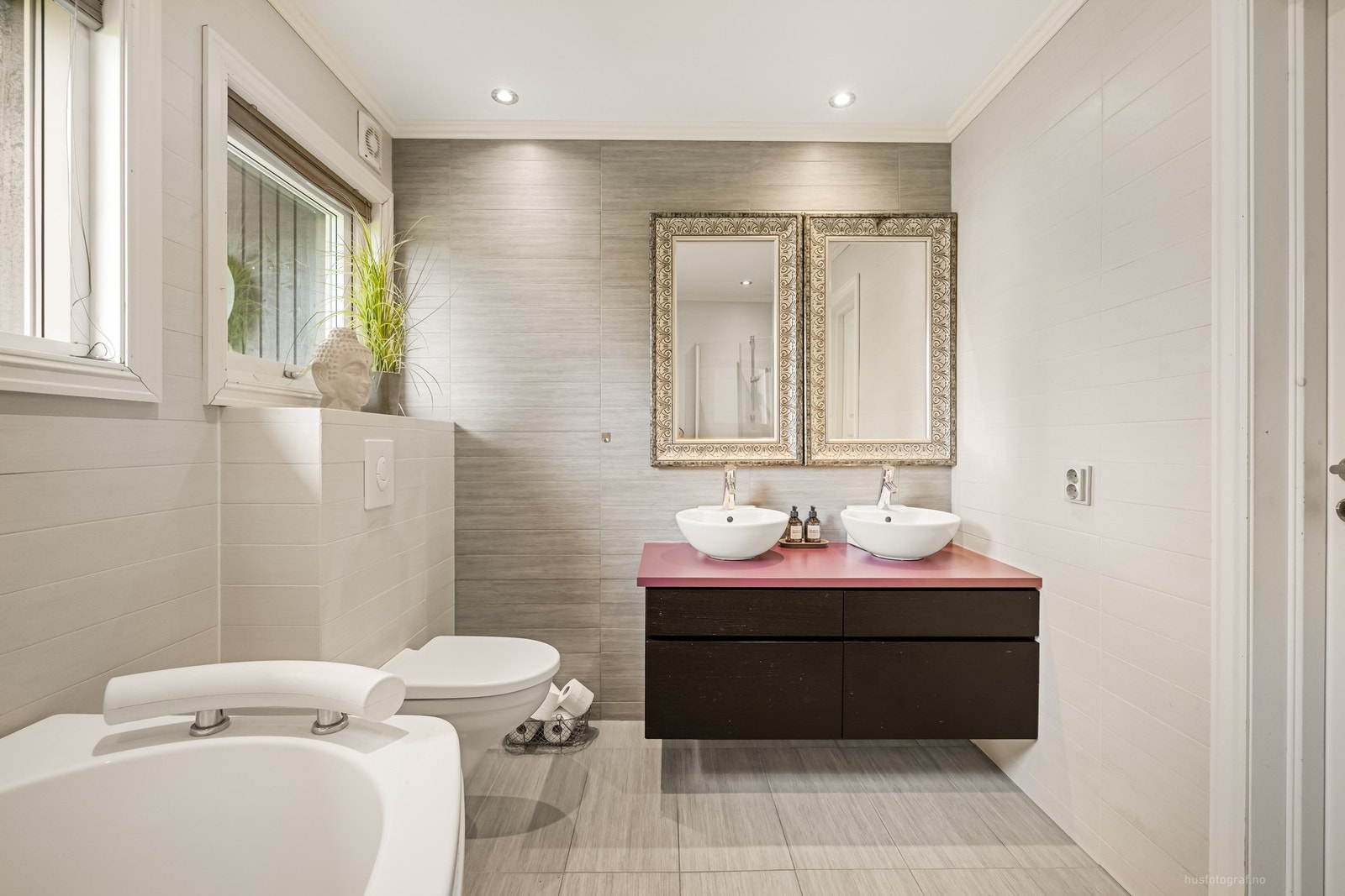 Moderne flislagt bad med varmekabler Galleribilde