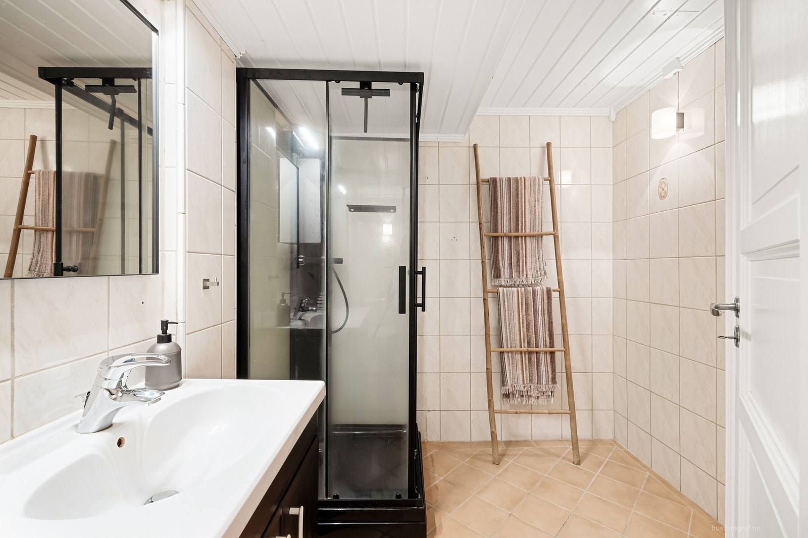 Flislagt bad med varmekabler Galleribilde