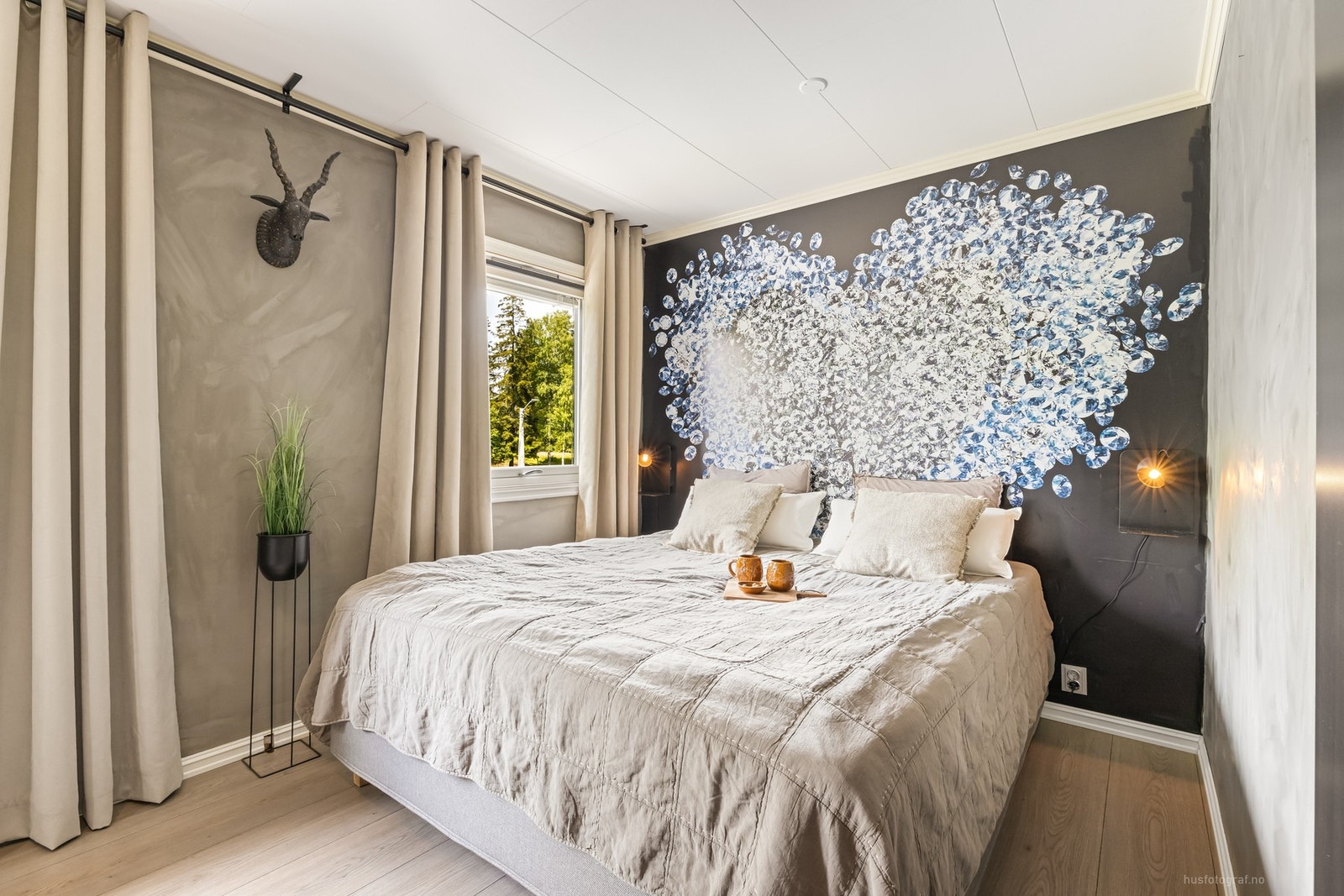 Romslig hovedsoverom med fin plass til dobbeltseng Galleribilde