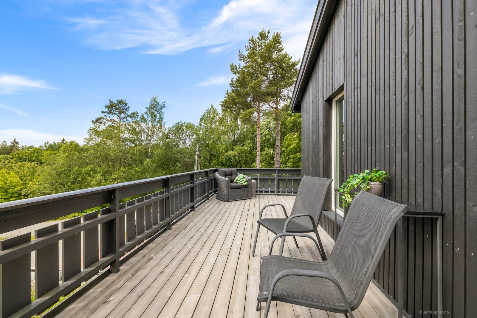 Det er fint utsyn fra terrassen Galleribilde