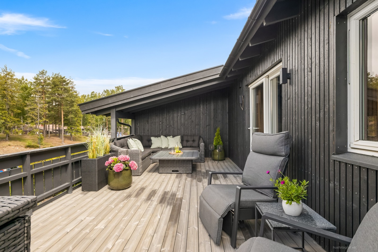 Terrassen er romslig og har gode solforhold Galleribilde