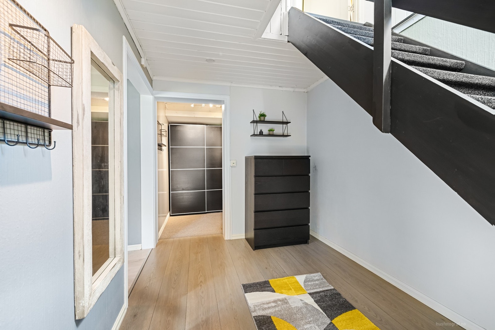 Romslig gang med adkomst til bod/garderoberom Galleribilde