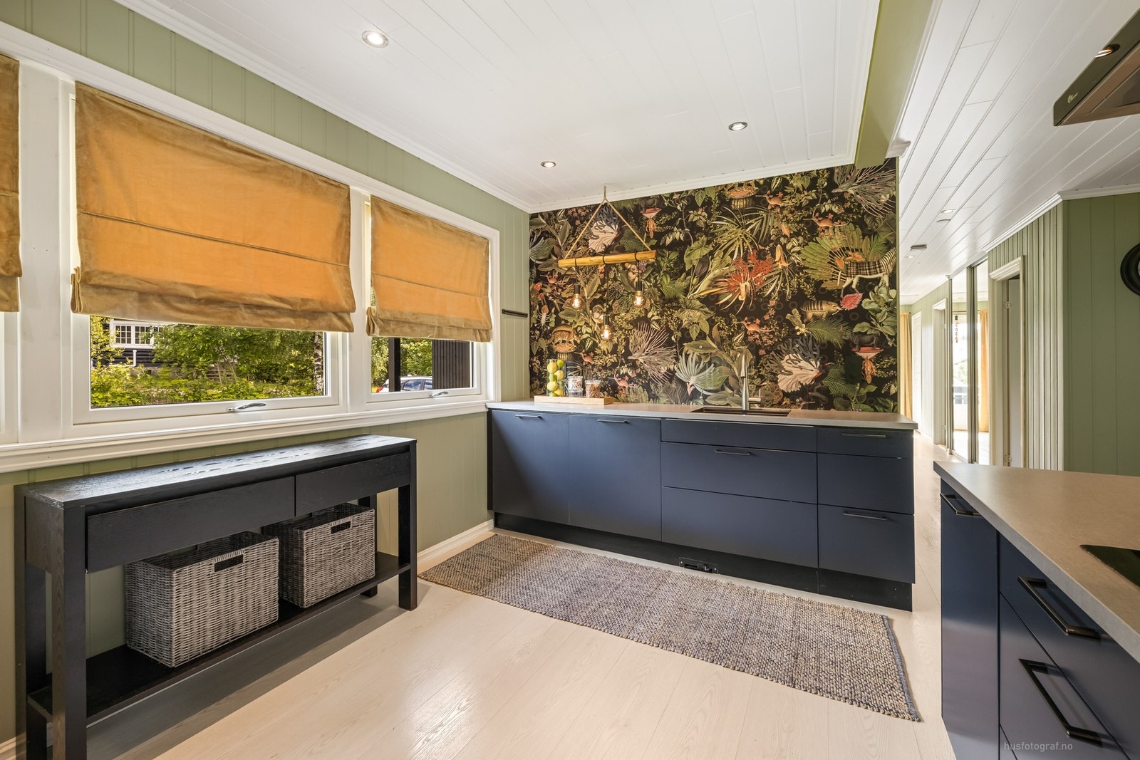 Det er integrert vinskap, oppvaskmaskin, komfyr, induksjonstopp og micro Galleribilde