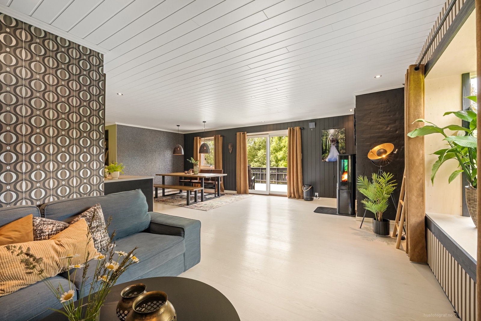 Det er direkte adkomst til stor terrasse fra stue Galleribilde
