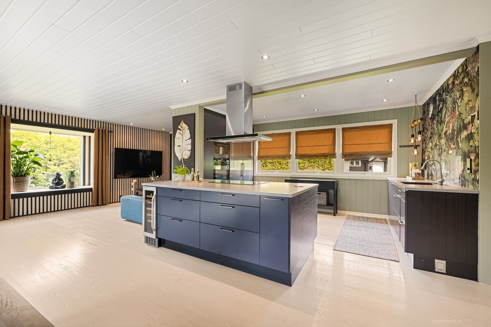 Stort og moderne kjøkken med kjøkkenøy Galleribilde