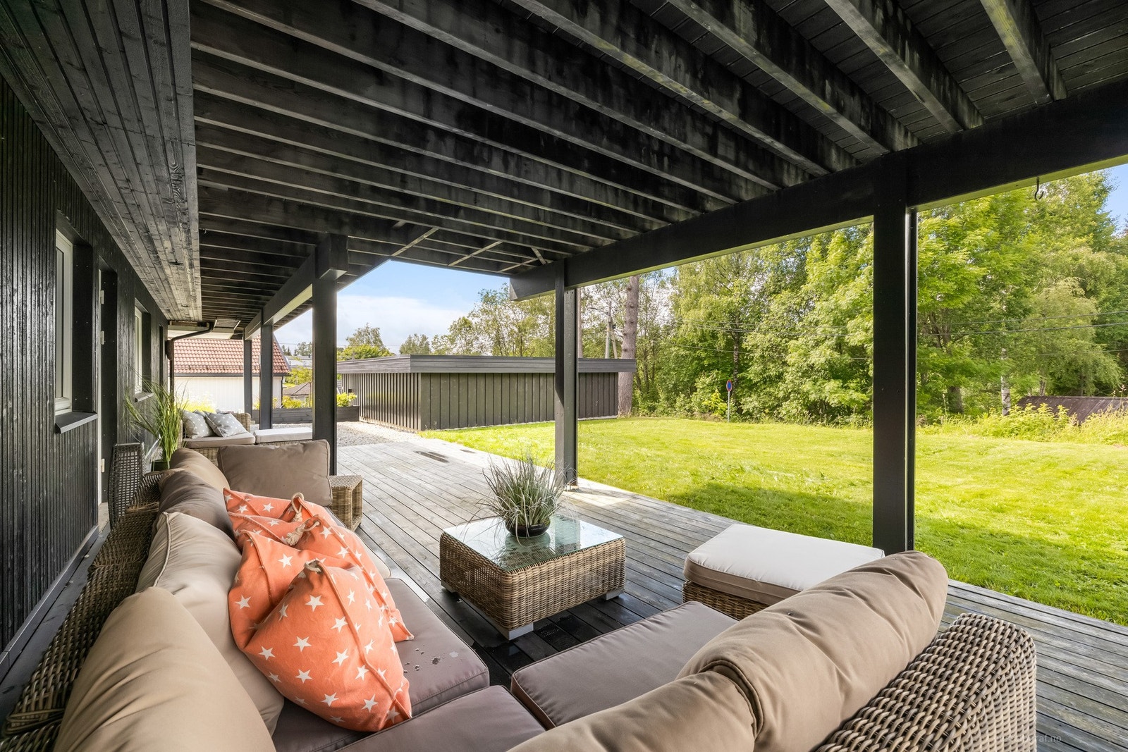 Markterrassen er svært skjermet og gir en hyggelig uteplass Galleribilde