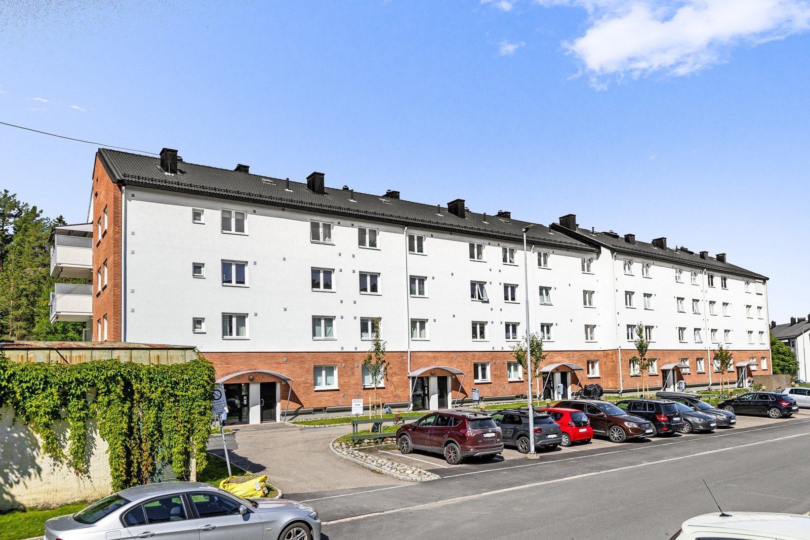 Borettslaget leier ut biloppstillingsplass etter ansiennitet. Noen av plassene har el-billader. Galleribilde