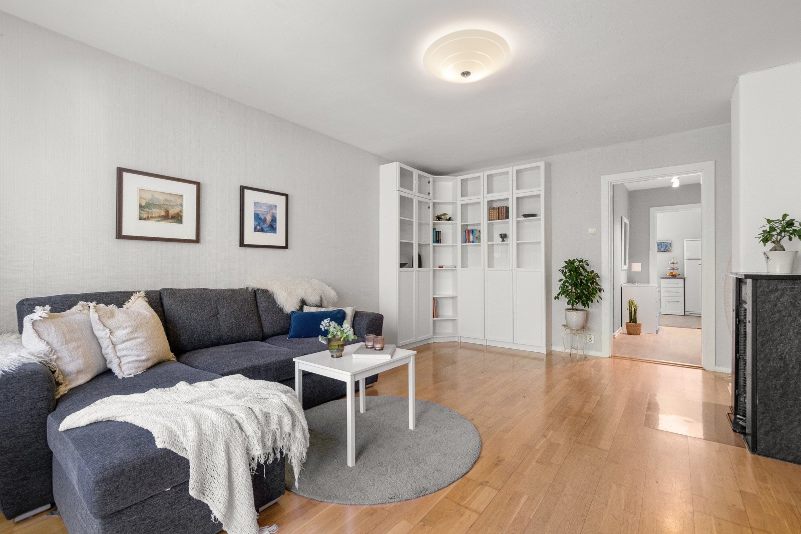 I stuen er det god plass til både sofaseksjon med tilhørende møblement, og en egen seksjon til spisebord. Galleribilde