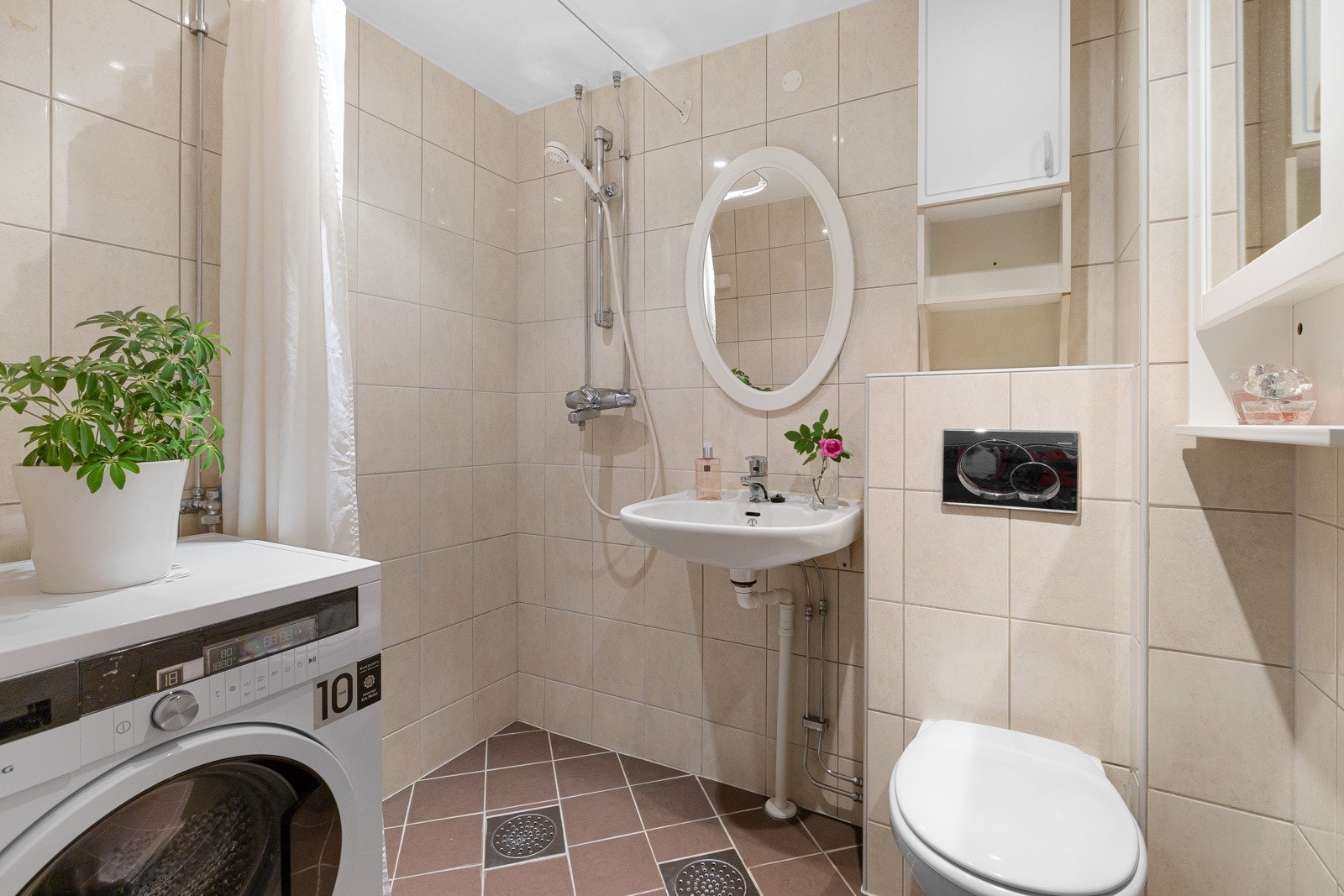 Flislagt bad med varmekabler og downlights. På badet er det opplegg for vaskemaskin. Galleribilde