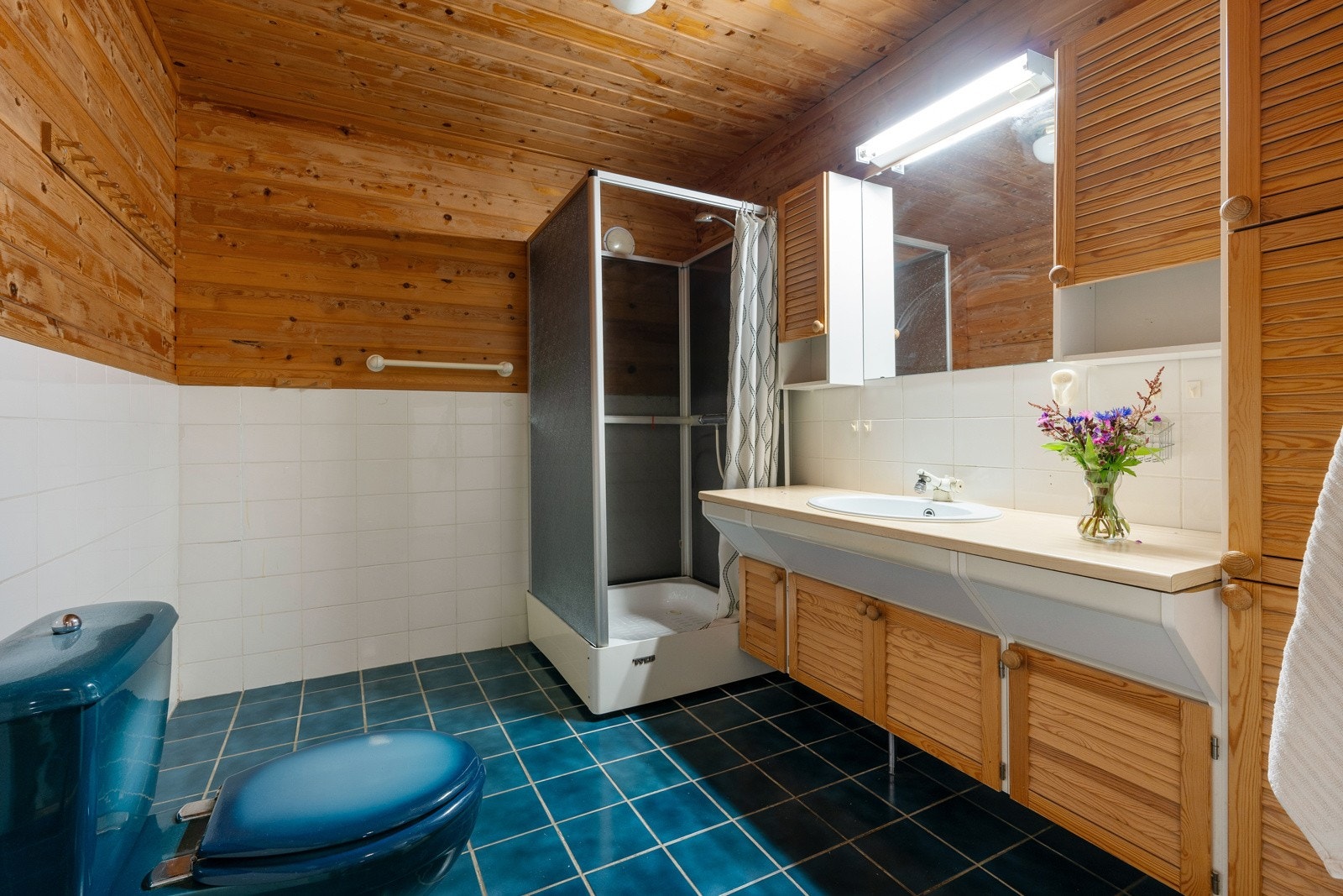 Boligen har romslig baderom, separat toalettrom og eget vaskerom. Galleribilde