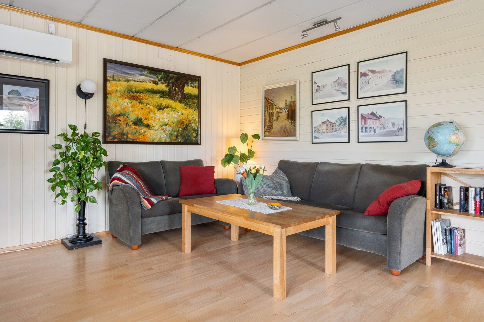 I stuen er det montert varmepumpe. Galleribilde