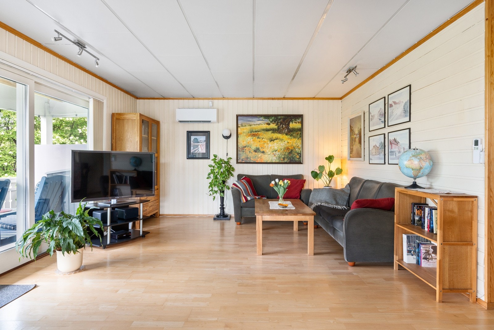 De store vindusflatene sikrer godt med innslipp av naturlig lys som bidrar til en god romfølelse. Galleribilde