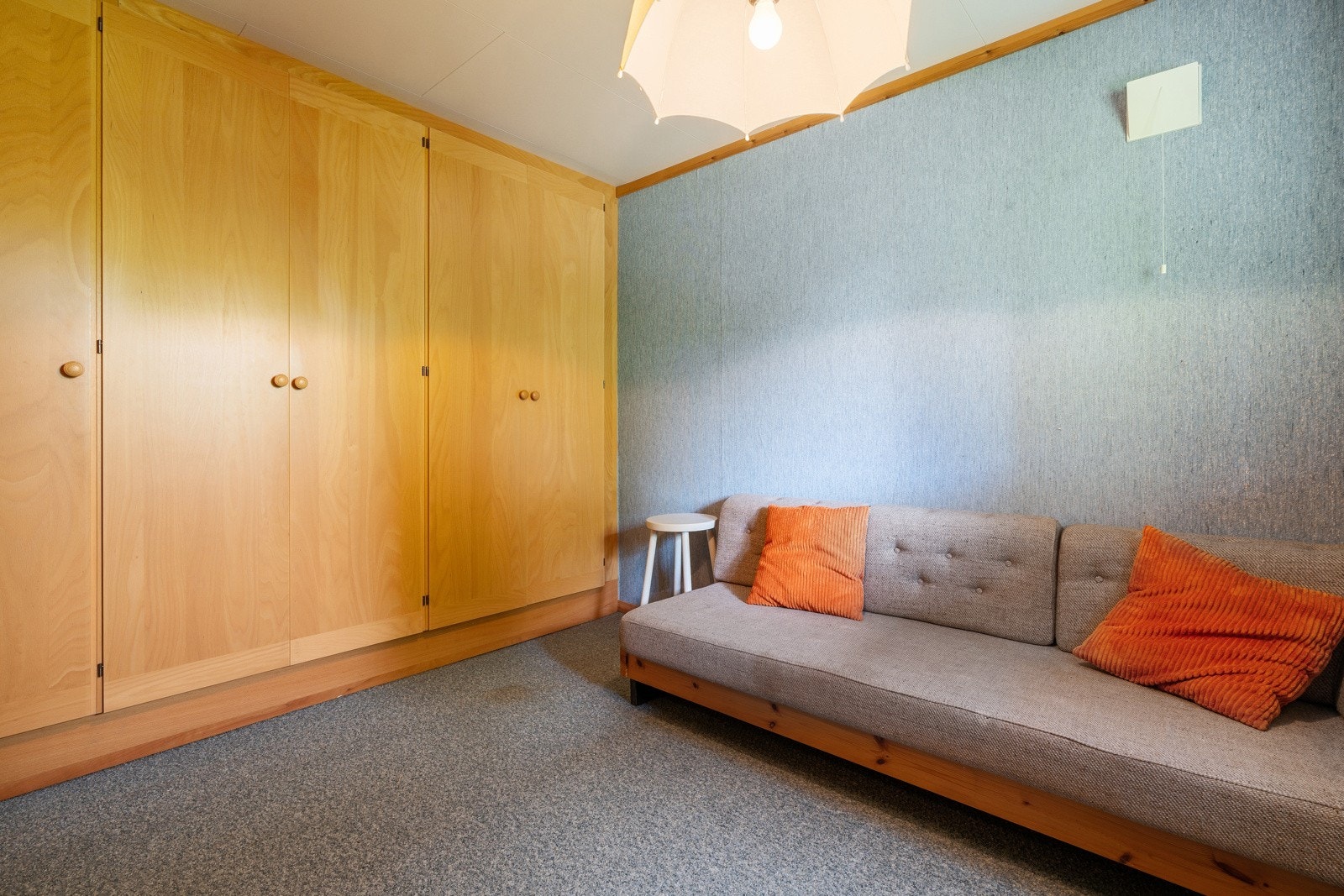 Stort garderobeskap med masse oppbevaringsplass. Galleribilde