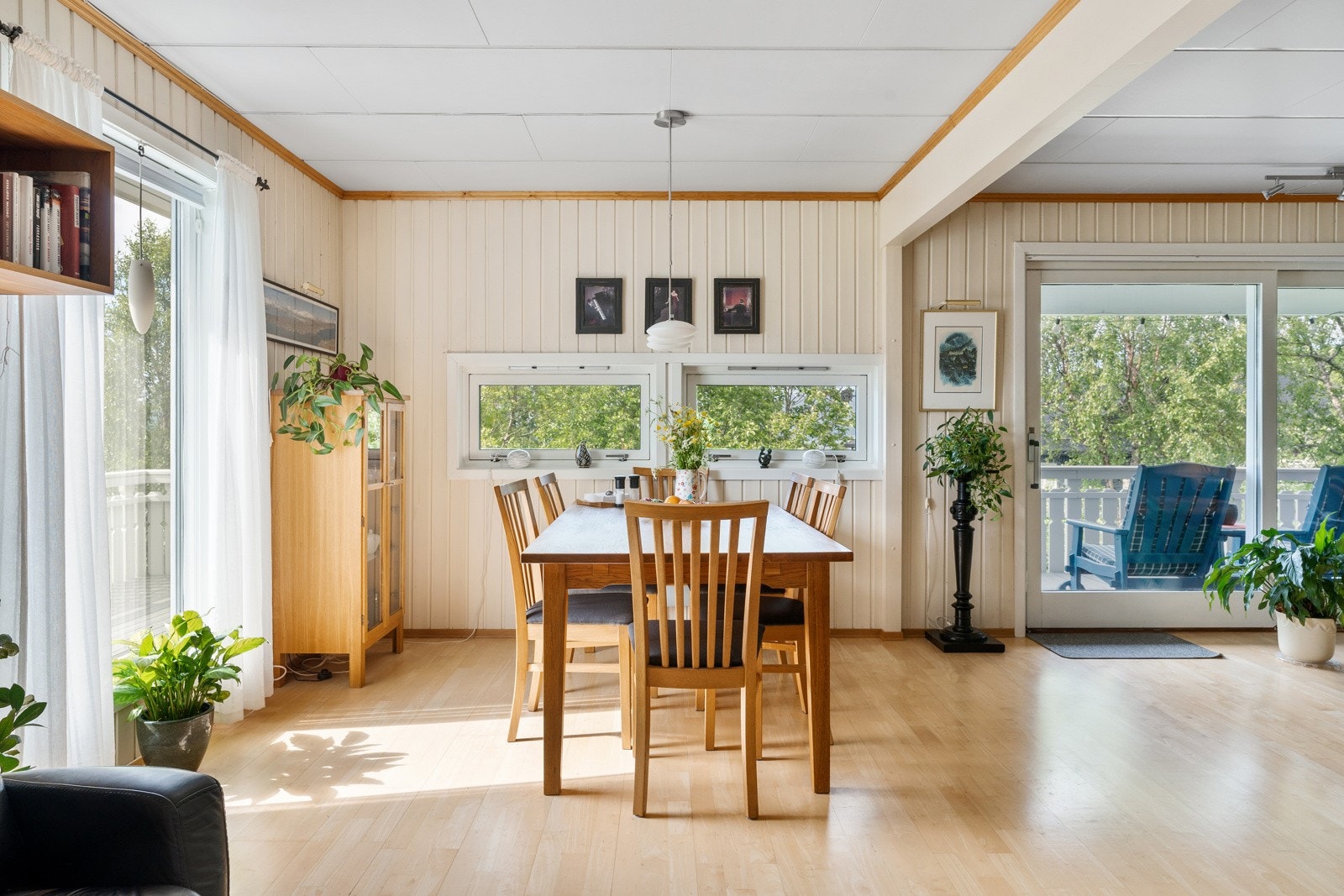 Spisestuen ligger naturlig til utenfor kjøkkenet. Galleribilde