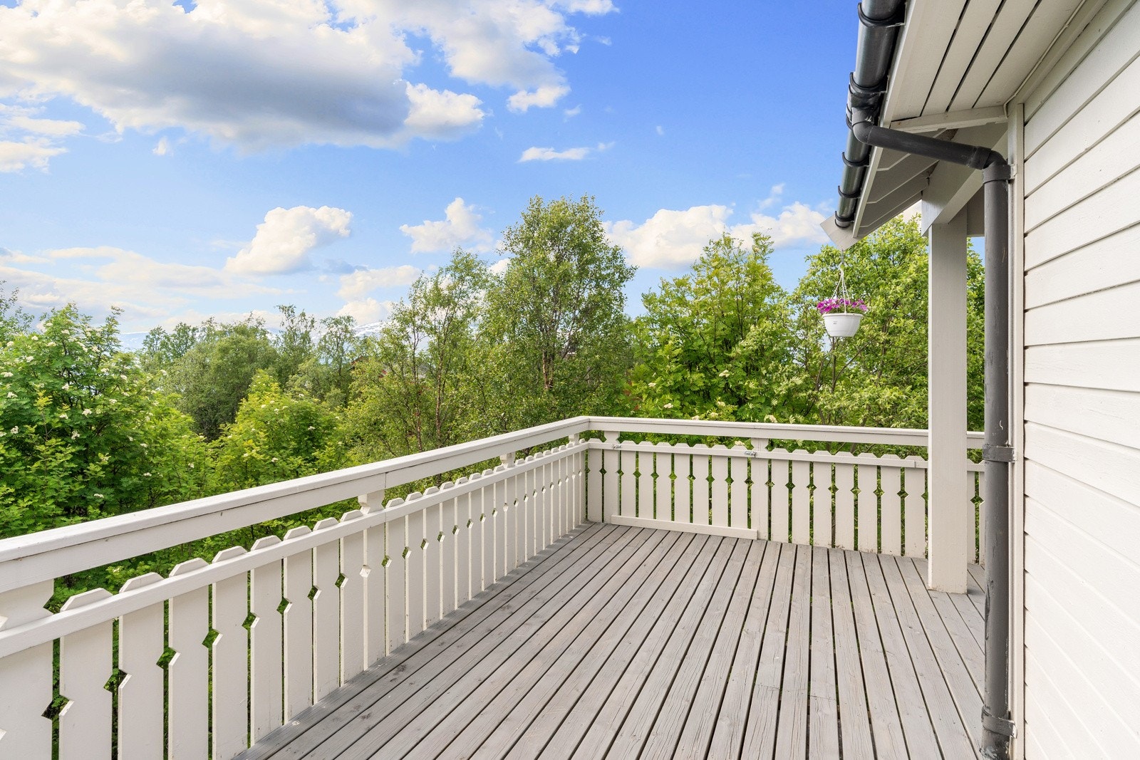 Verandaen vender mot vest og byr på fantastiske sol- og utsiktsforhold. Galleribilde